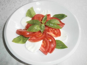 Salát s rajčaty a mozzarellou