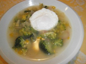 Zeleninová polévka se ztraceným vejcem