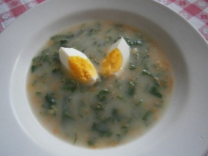 Kopřivová polévka s vejcem
