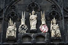 Znaky Svaté říše římské a České koruny na Staroměstské mostecké věži v Praze